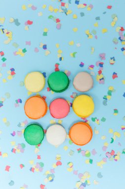 Macaroons tonda, odak Derma kek konfeti geri üzerinde seçili.