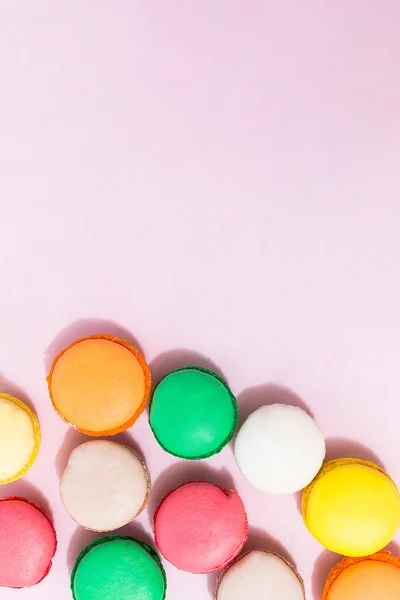 Söta färgglada franska macaroon kex på pastell bakgrund, till — Stockfoto