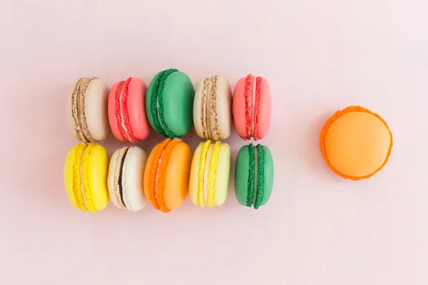 Süße bunte französische Makronenkekse auf pastellfarbenem Hintergrund, um — Stockfoto