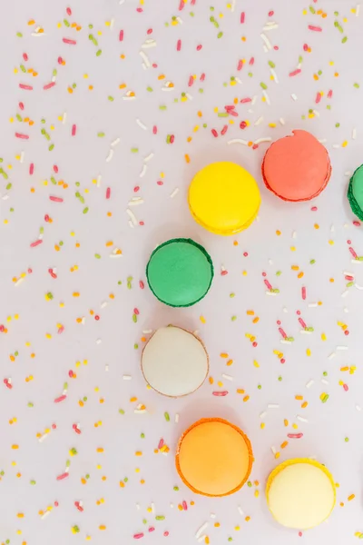 Sladký zákusek makarónek barevné francouzské sušenky na pastelově pozadí, — Stock fotografie