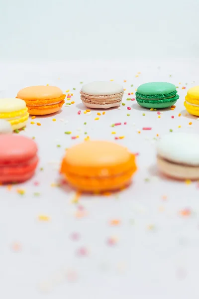 Macarons français sucrés et colorés ou macaron sur fond blanc — Photo