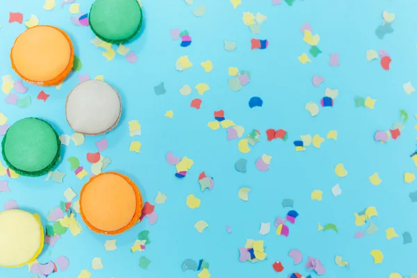 Макаруни обрали тоноване фокусування, різнокольорові торти на спині конфетті — стокове фото