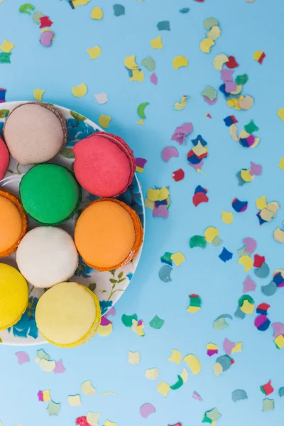 Макаруни обрали тоноване фокусування, різнокольорові торти на спині конфетті — стокове фото