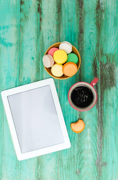 Teléfono móvil, tableta con taza de café y pasteles en madera rústica — Foto de Stock