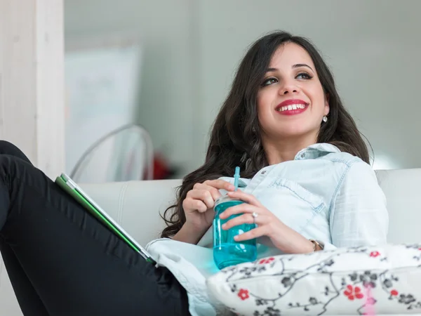 Casa, la tecnología y el concepto de Internet - mujer sonriente acostada en c — Foto de Stock