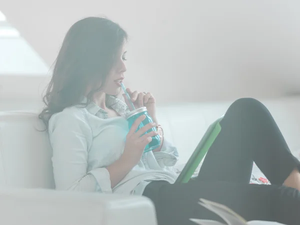Женщина с помощью цифровых таблеток и питьевого сока — стоковое фото