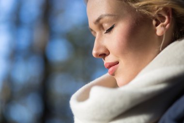 Sonbaharda açık havada yürüyen güzel genç bir kadının portresi.