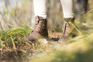 bir orman yolu üzerinde ayakkabı ayaklarda
