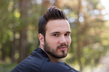 yakışıklı bir adam açık havada