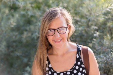 Gözlüklü şirin gülümseyen kadın