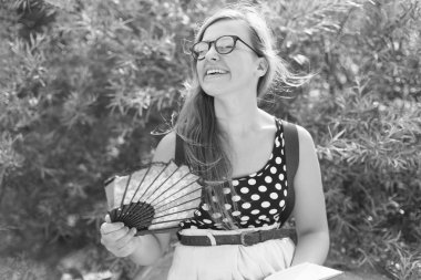 tutan kadın kitap açın. Okuma kavramı arka plan