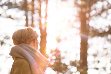 Sonbahar kazak genç güzel kadın portresi. Sarışın kız