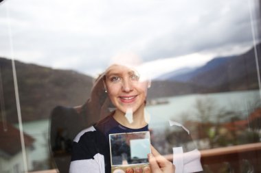 Pencereden bakan güzel bir kadın