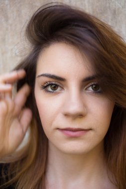 saç saygısız. Güneşli yaz doğa.