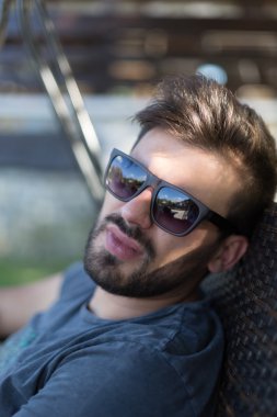 Genç adam bankta rahatlatıcı