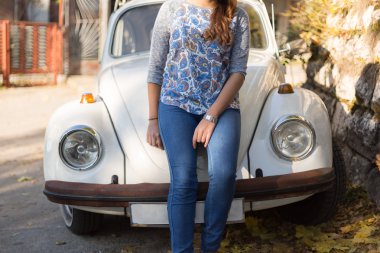 kadının önünde araba