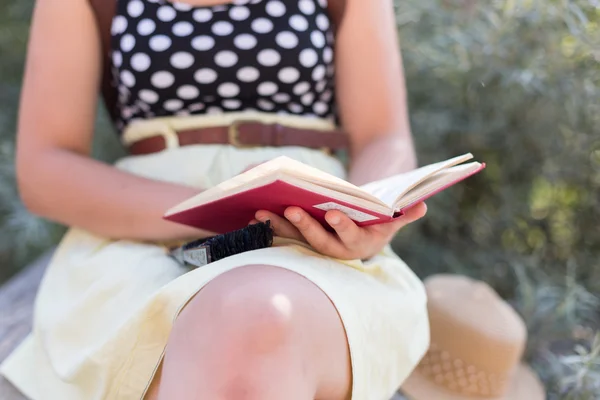 Mladá žena držící deník a psaní něco, zatímco relaxačn — Stock fotografie