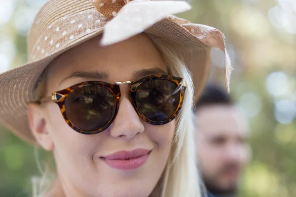 Usmívající se letní žena s kloboukem a slunečními brýlemi — Stock fotografie