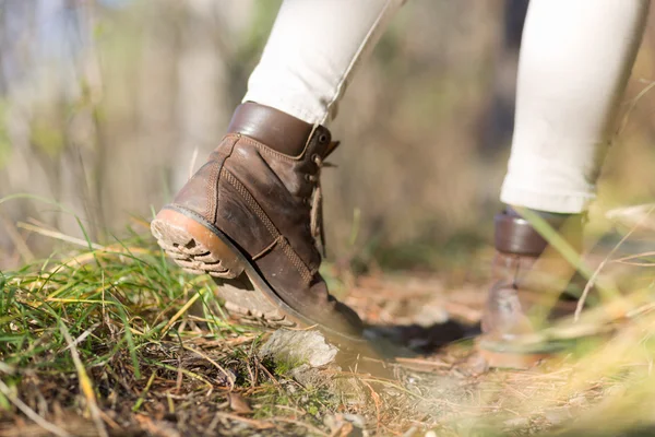 Ноги в обуви на лесной тропе — стоковое фото