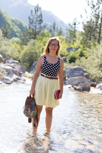 Junge Frau mit Buch in der Hand — Stockfoto