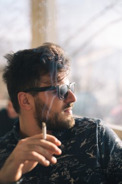 yakışıklı büyük bıyık hipster adam şehir Cafe.