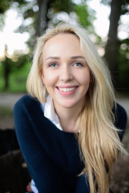 Gülümseyen genç kadın