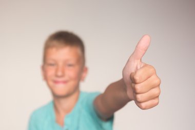 Başparmak gösteren çocuk