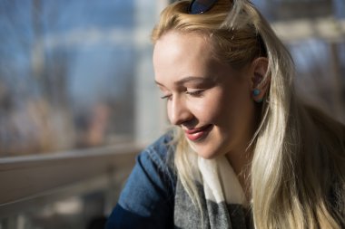 Dinlenmek, dinlenmek, tadını çıkarın. Kız yaz avlu kafede. Loung