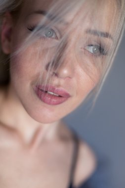 Kadın mükemmel dişleri hoş ve güzel bir gülümseme ile cilt