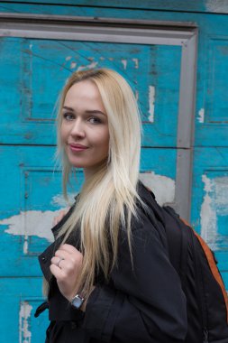 Ahşap arka plan üzerinde gülümseyen güzel genç kadın