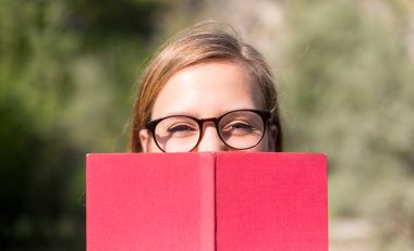 doğada açık tutan kadın kitap