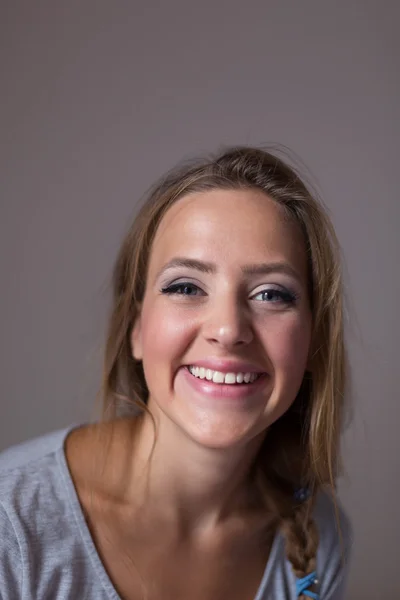 Kadın mükemmel dişleri hoş ve güzel bir gülümseme ile cilt