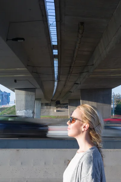 Una joven está de pie en un túnel —  Fotos de Stock