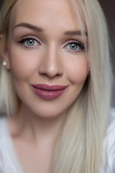 Close-up portret van mooie jonge blonde vrouw — Stockfoto