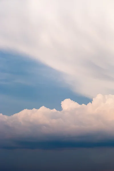 Bulutlu ve güneşli gökyüzü — Stok fotoğraf