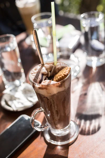 Chocolate caliente con cobertura de crema batida, en vidrio con laminado w —  Fotos de Stock