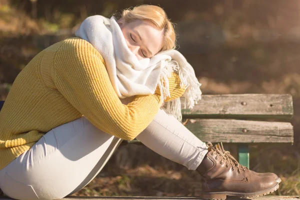 Porträt einer jungen schönen Frau im Herbstpullover. Blondine — Stockfoto