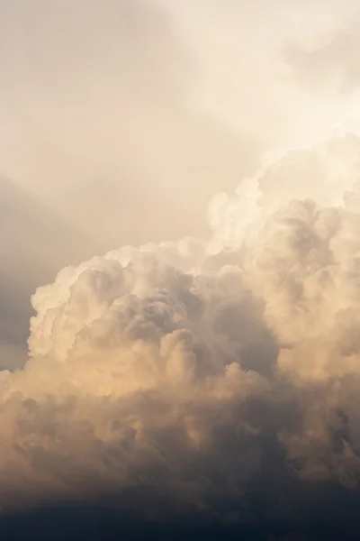Himmel mit Wolken und Sonne — Stockfoto