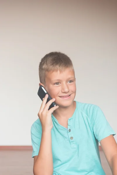 携帯電話を使う少年 — ストック写真