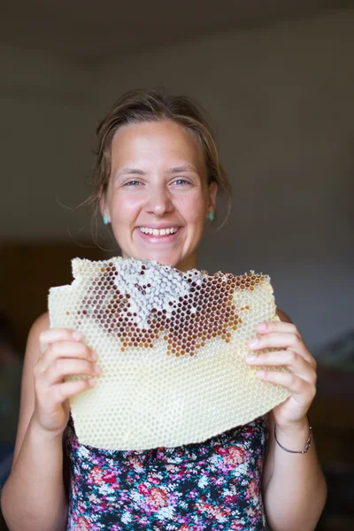 Young smiling woman holding frame with honeycomb — Stock Photo, Image