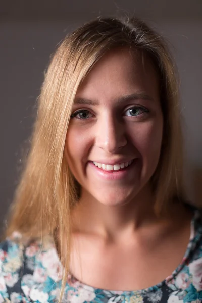 Kadın mükemmel dişleri hoş ve güzel bir gülümseme ile cilt