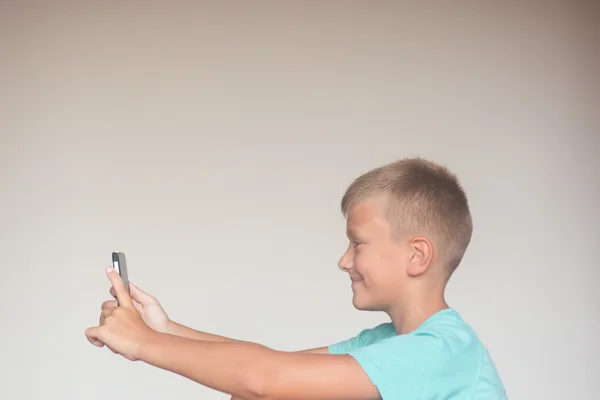 携帯電話を使う少年 — ストック写真