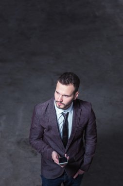 Boş ambar içinde erkek mimar tam uzunlukta