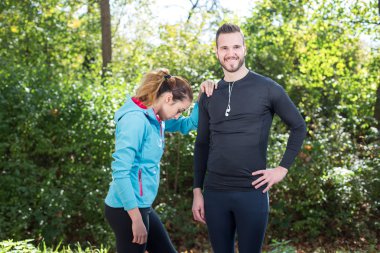 Koşucu trai çalıştırdıktan sonra bir dinlenme alarak genç çift doz