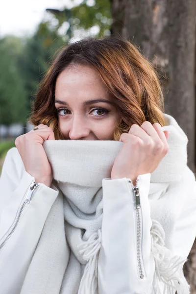 Dziewczyna mody hipster zabawy na świeżym powietrzu — Zdjęcie stockowe