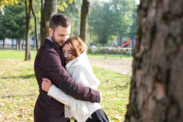 Casal no parque de outono — Fotografia de Stock