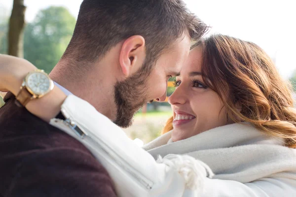 Pareja en el parque de otoño —  Fotos de Stock