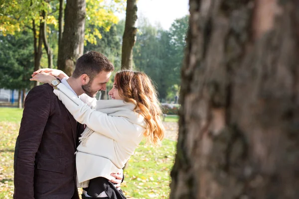 Paar in de herfst park — Stockfoto