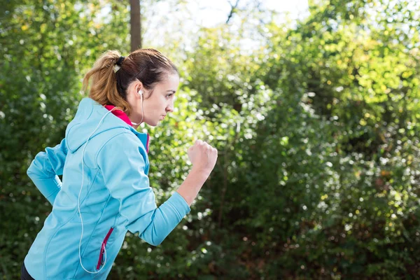 Jogging, běh ženské přímo v parku s sun — Stock fotografie