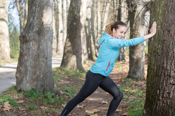 Fitness zdravá žena odpočívá v lese po stezka běží. Vitali — Stock fotografie